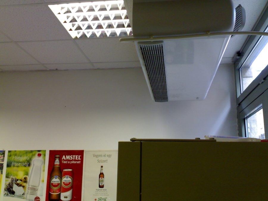 Mennyezetre szerelt Fan Coil készülék egy áruház eladóterében